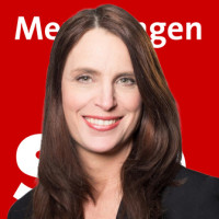 Porträtfoto Susanne Friederich-Scheuerl vor Ortsvereinslogo