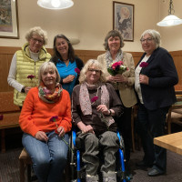 sitzend von rechts nach links: Verena Gotzes und Rita Häring, hinten von rechts nach links: Christine Frommelt, Irmgard Schäffler, Hildegard Richter und Viktoria Schmieder